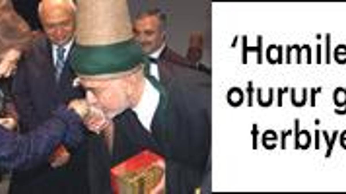 TRT önünde ‘hamile’ eylemi