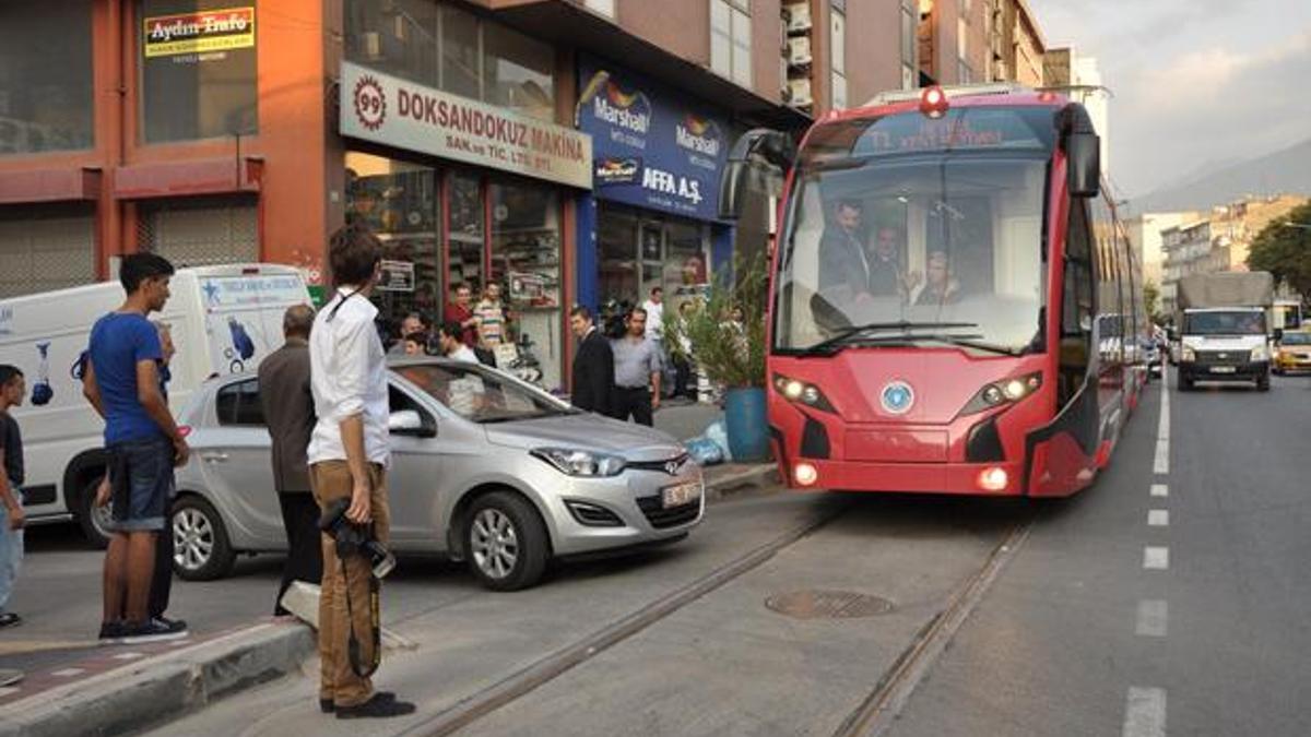 İlk yerli tramvayın test sürüşü park engeline takıldı!