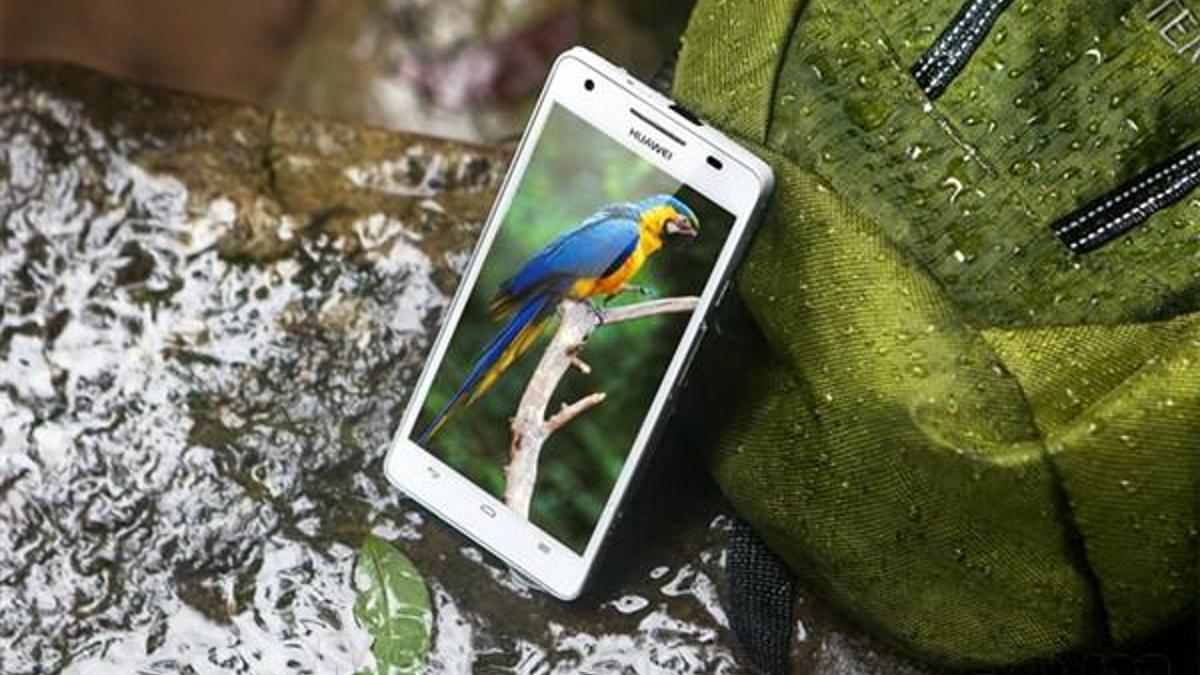 Su geçirmez bir telefon daha resmiyette