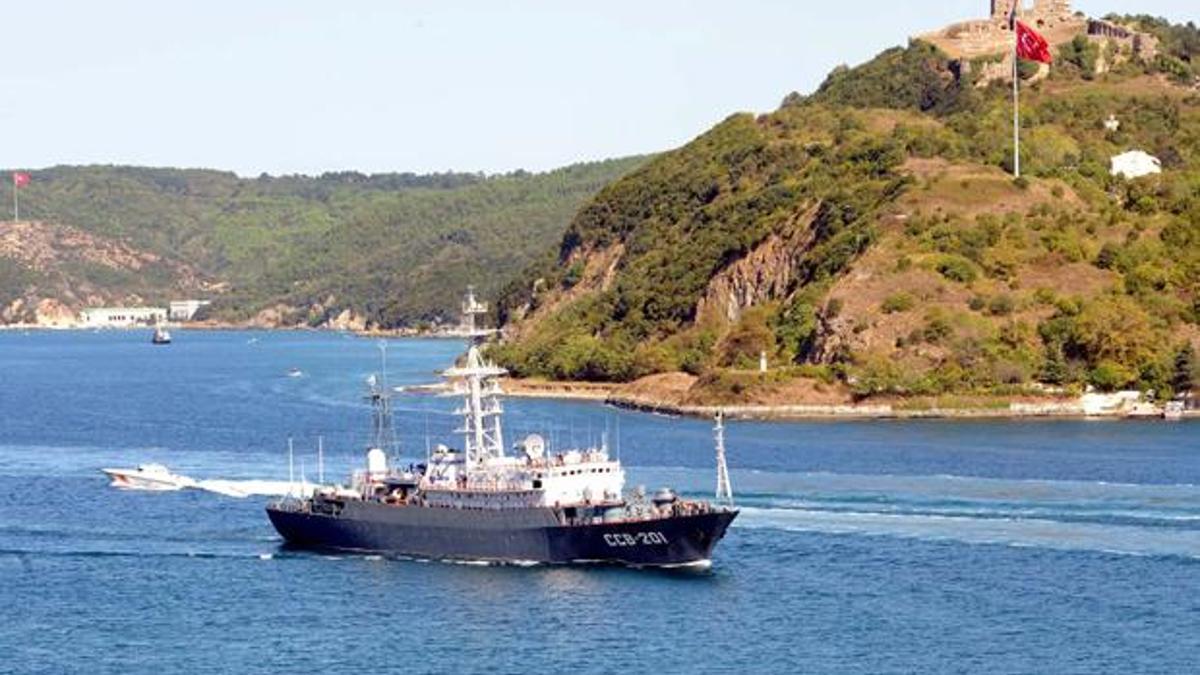 Rus gemileri Boğaz'dan geçti!