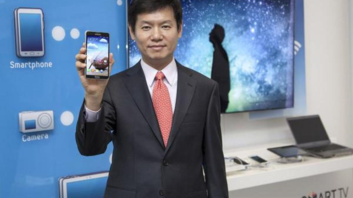 Samsung''un phablet telefonu Türkiye''de!