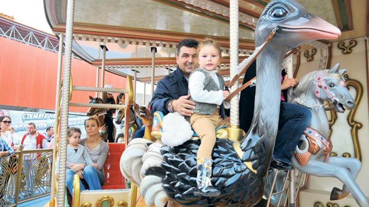 Öp askerin elini!