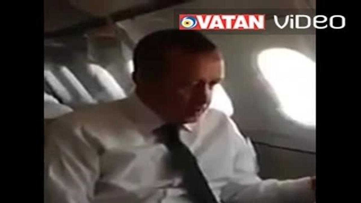 Başbakan uçakta şarkı söyledi!