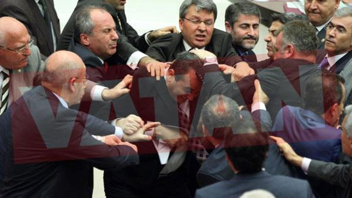 Meclis'te yumruklaşma: CHP'li vekil hastaneye kaldırıldı
