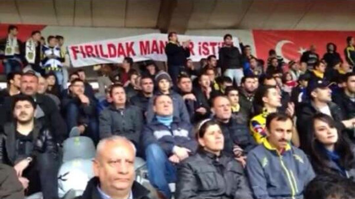 Mansur Yavaş bu pankartı görünce maçı terk etti