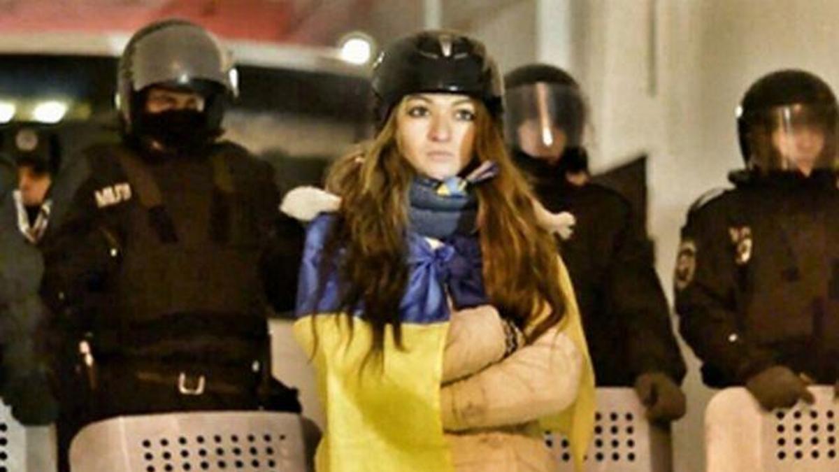 Barikatta başlayan ilginç aşk!