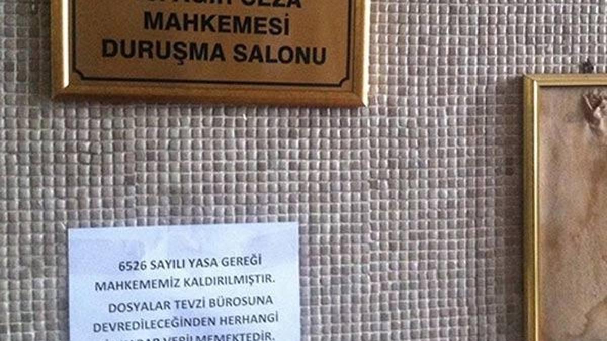 Mahkemenin kapısında dikkat çeken yazı!