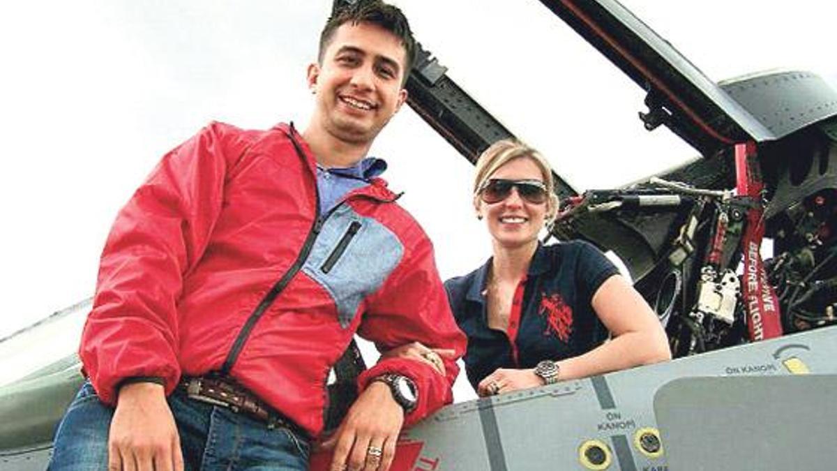 Başkemancılığı bıraktı şehit eşi gibi pilot oldu!