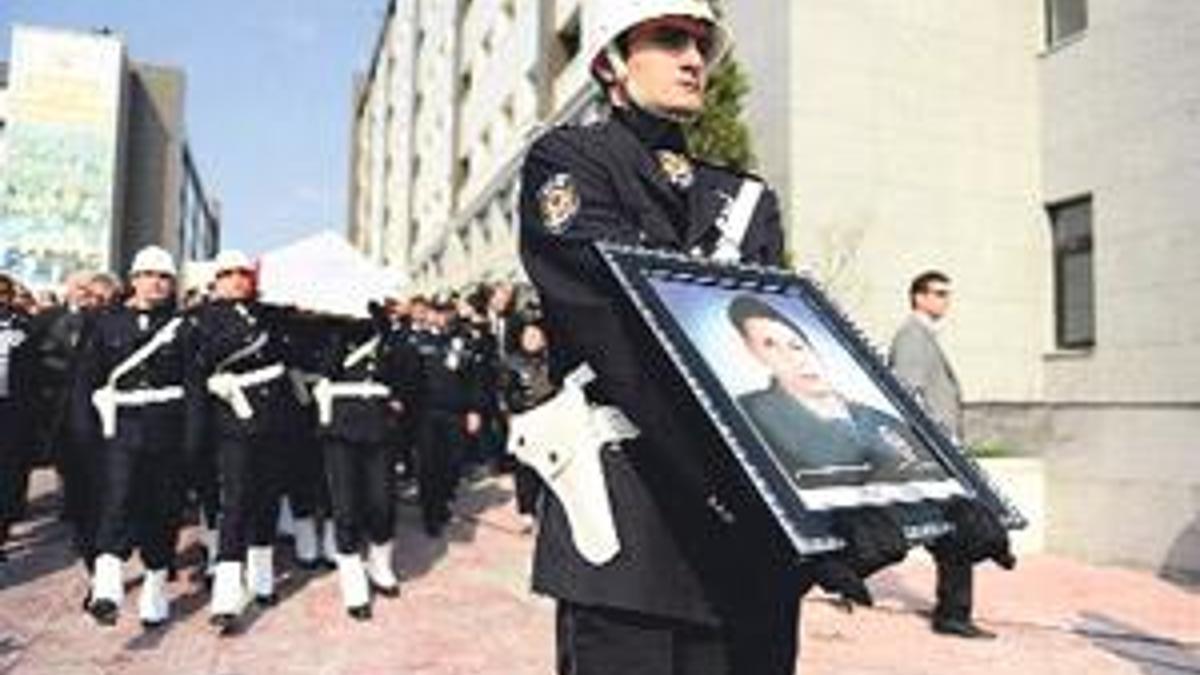 ‘Annem polisin arkasına sığındı önce onu vurdum’
