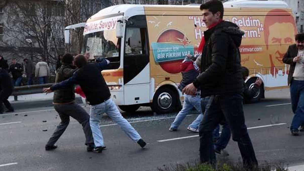 Sarıgül'ün aracına taş yağmuru!