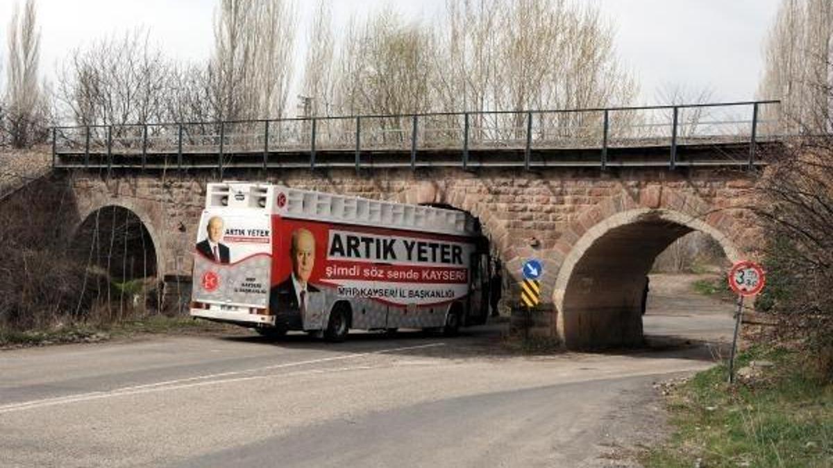 MHP'nin 'kızgın' otobüsü tünele 'kafa attı'