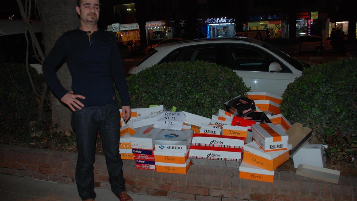 Başbakan miting öncesi boş ayakkabı kutusu satan esnafa gözaltı