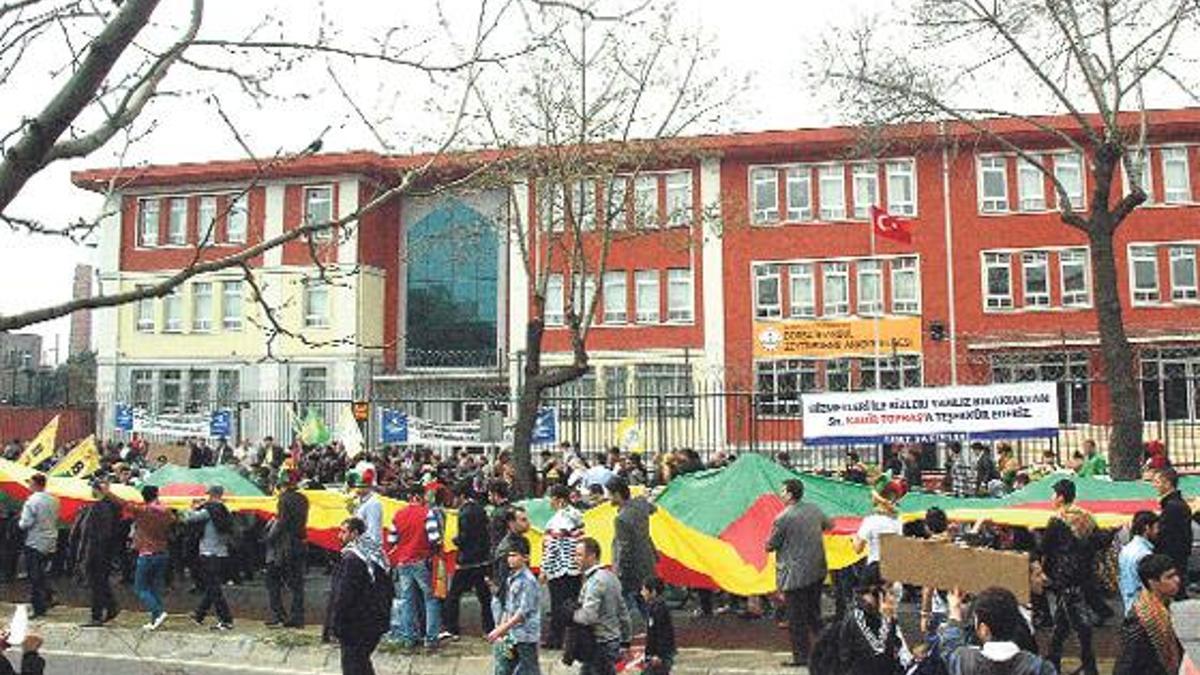 Gürültüyü önleyeceklerine adaylara pamuk dağıttılar