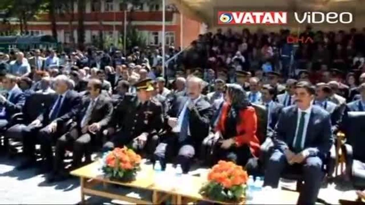 'Kızlar daracık giyinmiş'