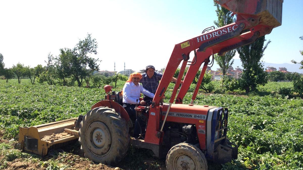 AK Parti'li Başkan başına puşi takıp...
