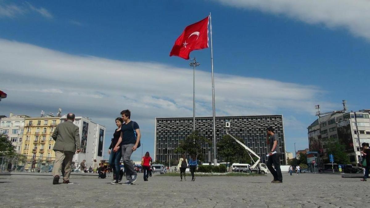 Bayraklar yeniden göndere çekildi!