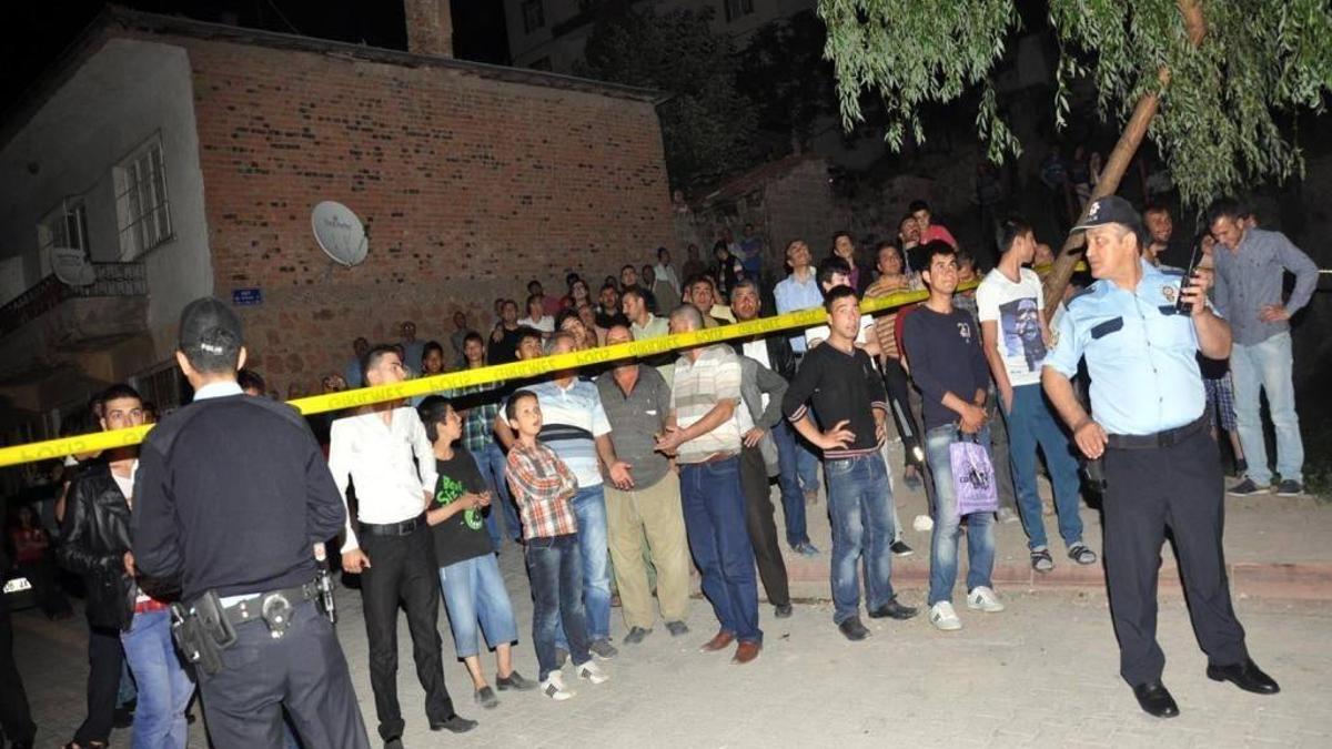 Çatı yangını mahalleliyi sokağa döktü!