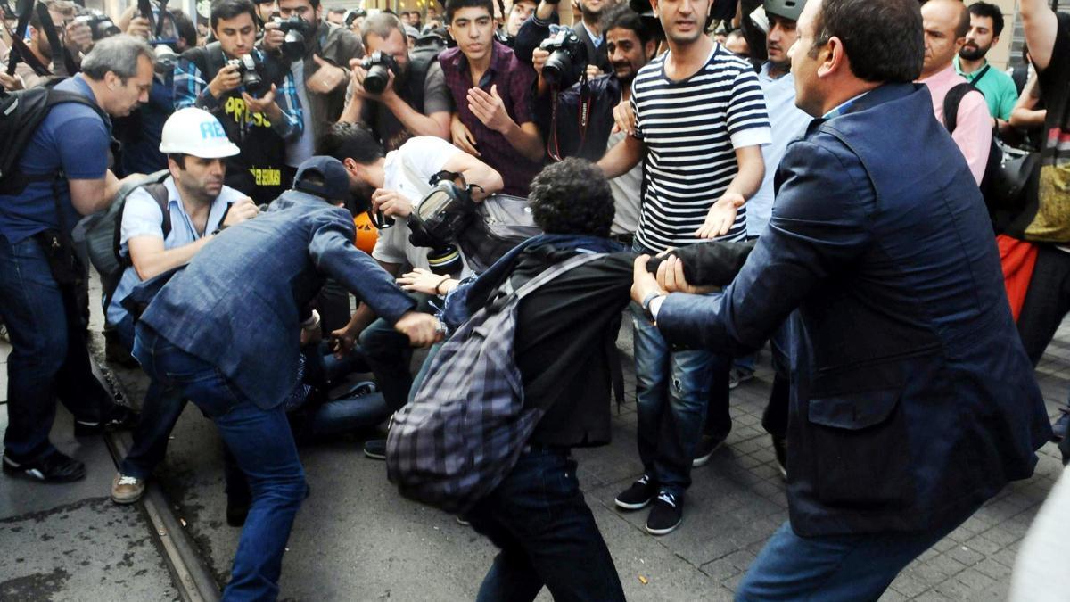 Vekiller polislerin elinden aldı!