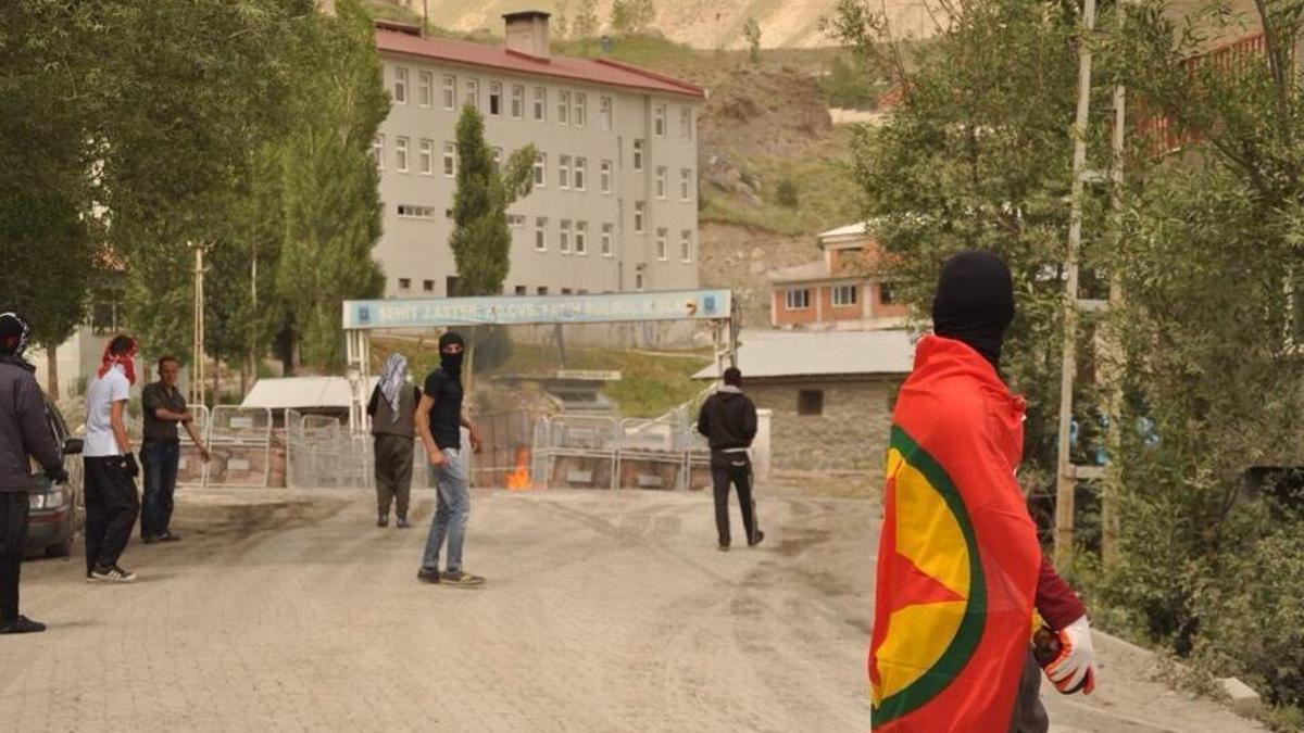 Askeri kışlayı böyle yaktılar