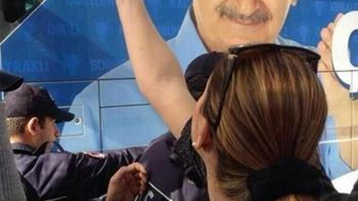 Başbakan'a el hareketi yapan kadına hapis istemi