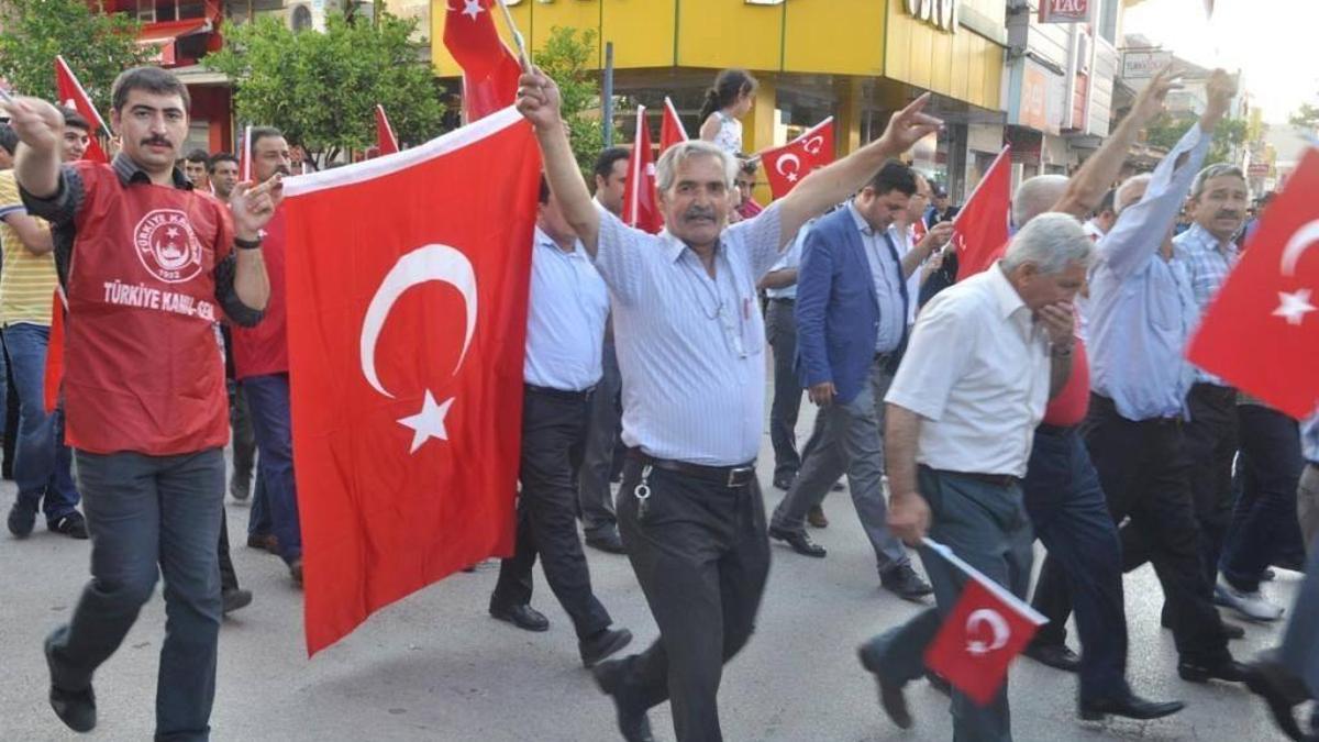 Türkiye 'bayrağa saygı' için yürüdü!