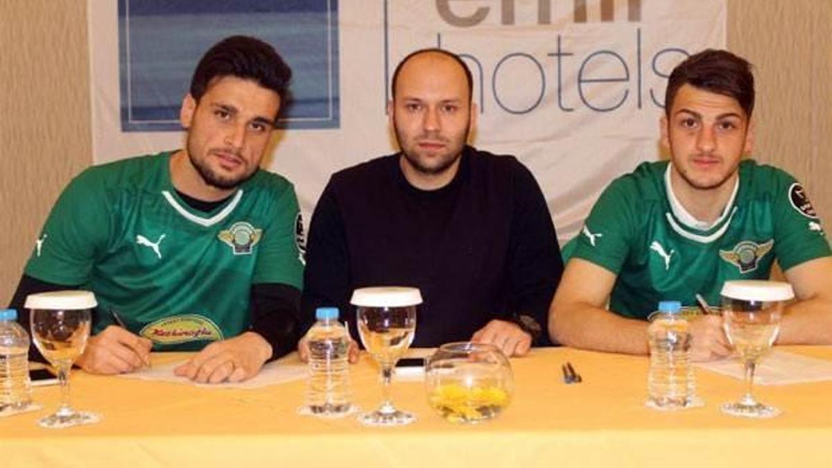 Akhisar'da iki imza daha!