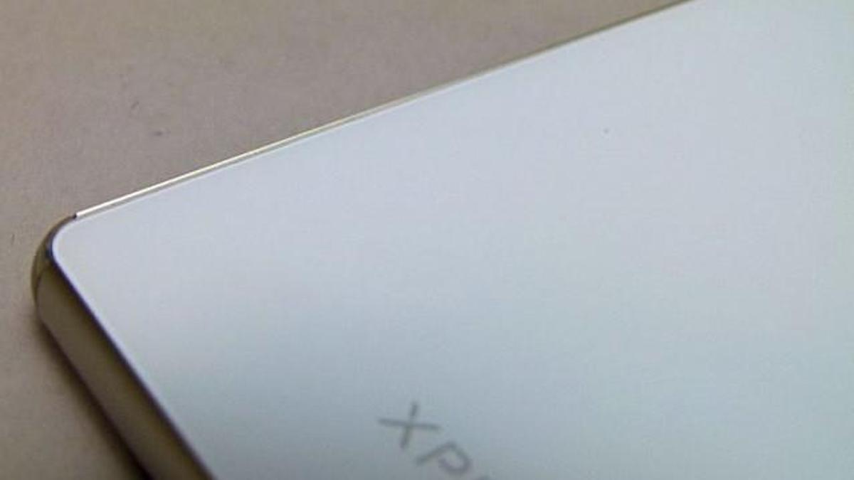 Xperia Z3+ diğer Z serisi telefonlar gibi kaygan bir yapıda değil