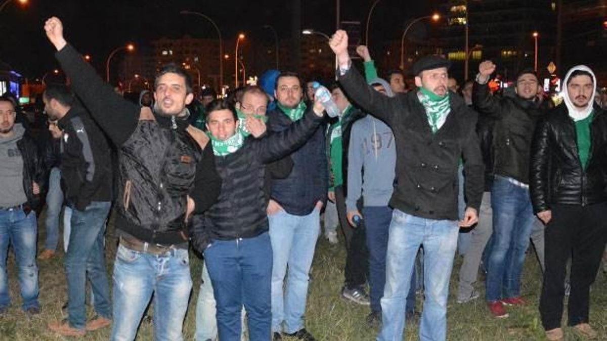 Bursaspor taraftarı tesisleri bastı
