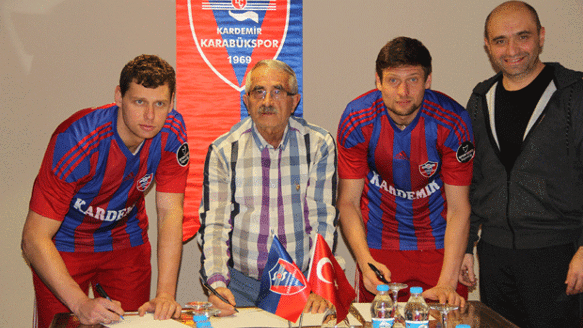 Karabükspor'da çifte imza! Biri atacak diğeri tutacak