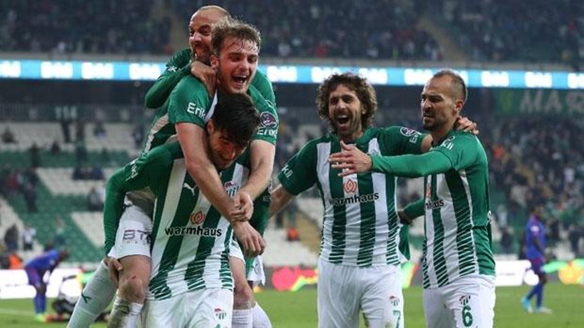 Timsah evinde kendine geldi!