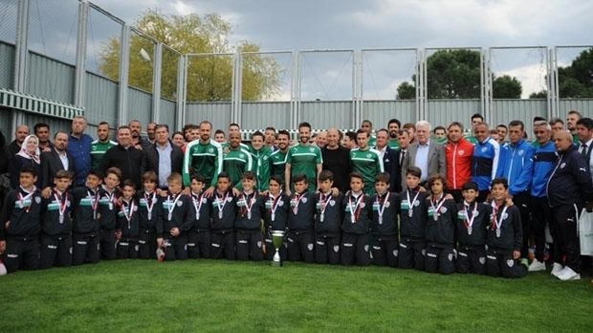 Bursaspor'un minik şampiyonları altınla ödüllendirildi