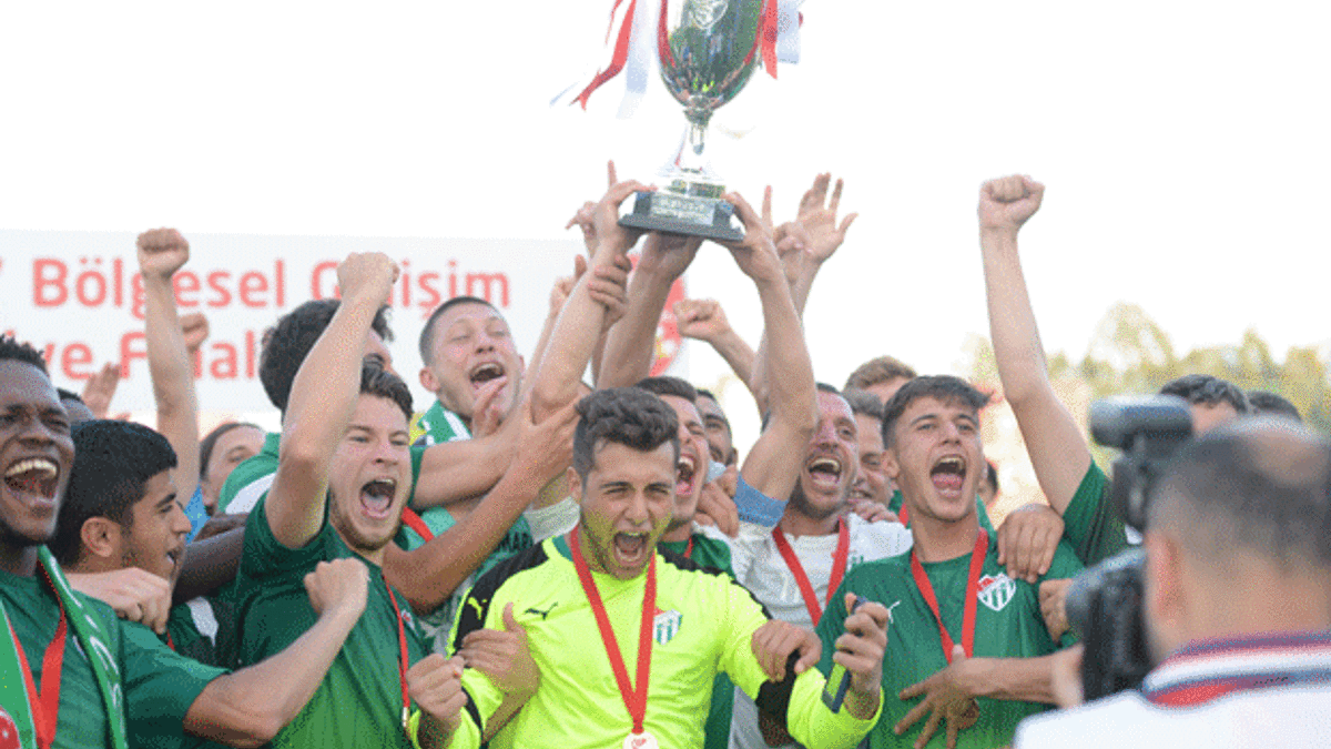 Bursaspor'un U19 takımı şampiyon oldu