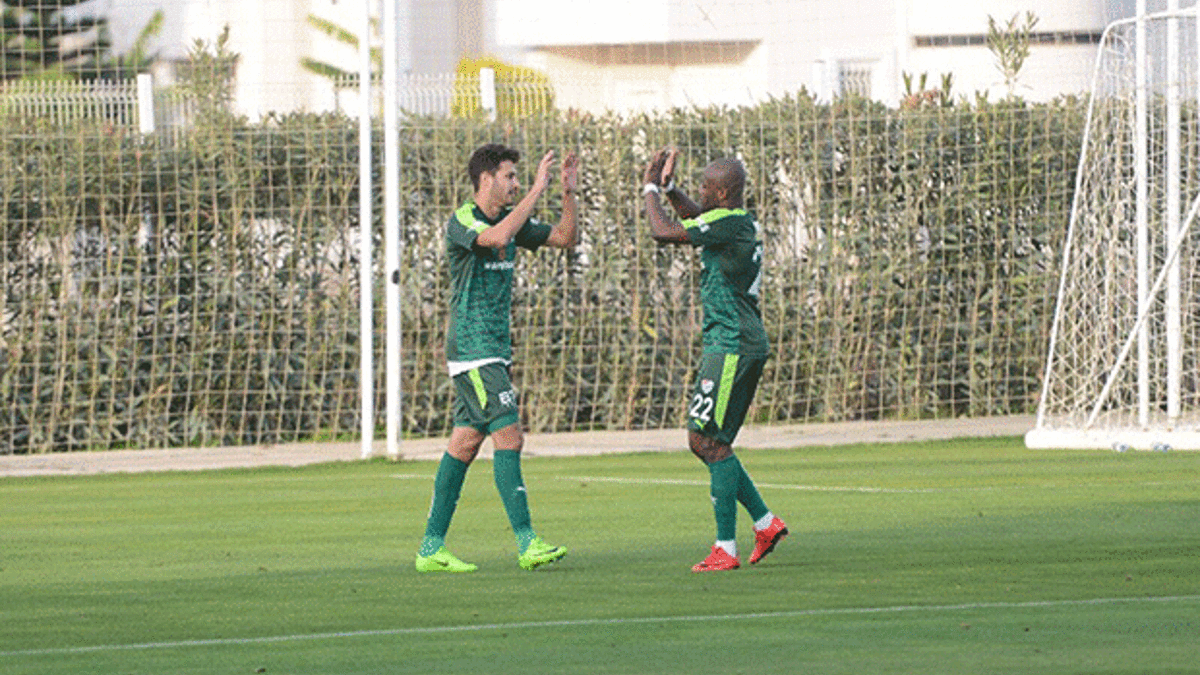 Bursaspor, Skenderbeu'yu 3-0 yendi