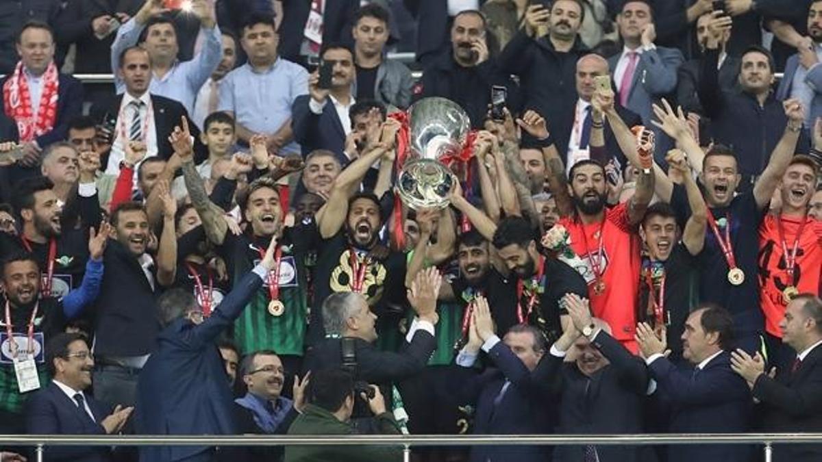 Akhisarspor’un kupasını Bakan Bak verdi