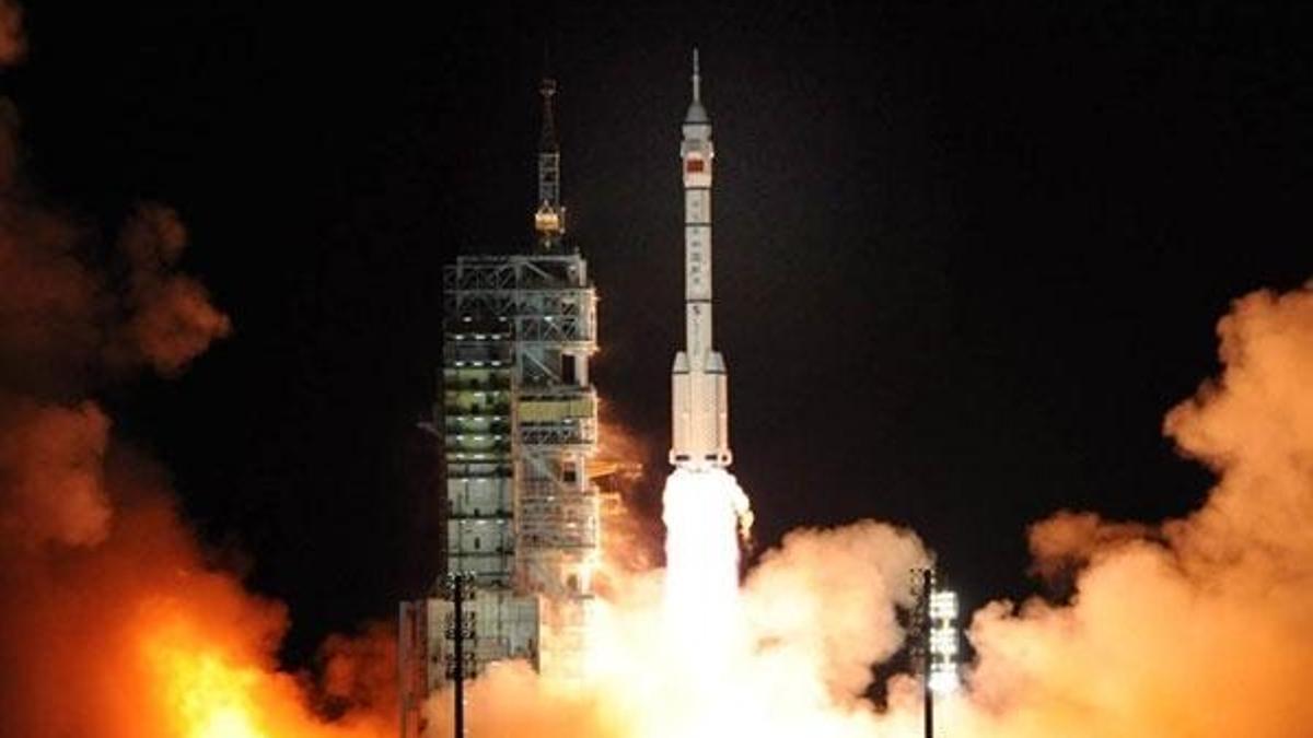 Çin ilk astronot ekibini tanıttı