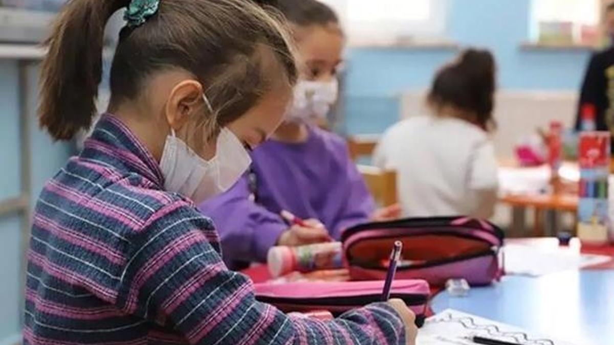 Yarın karneler saat kaçta dağıtılacak? Yarın karneler nasıl alınacak, okuldan mı alınacak e-okuldan mı verilecek?