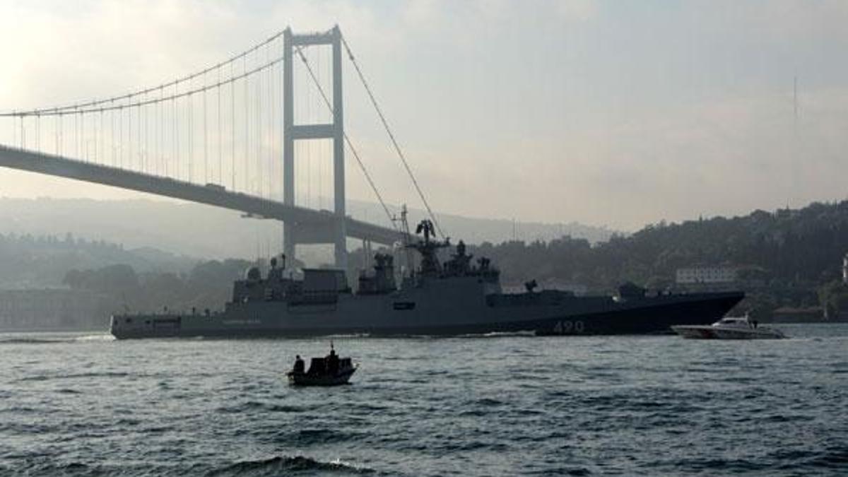 Rus savaş gemileri peş peşe İstanbul Boğazı'ndan geçti