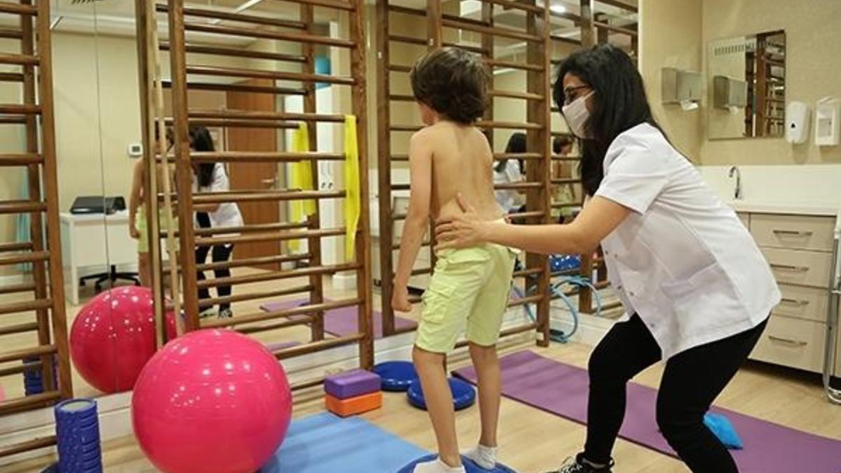 Fizyoterapistten skolyoz tedavisi açıklaması