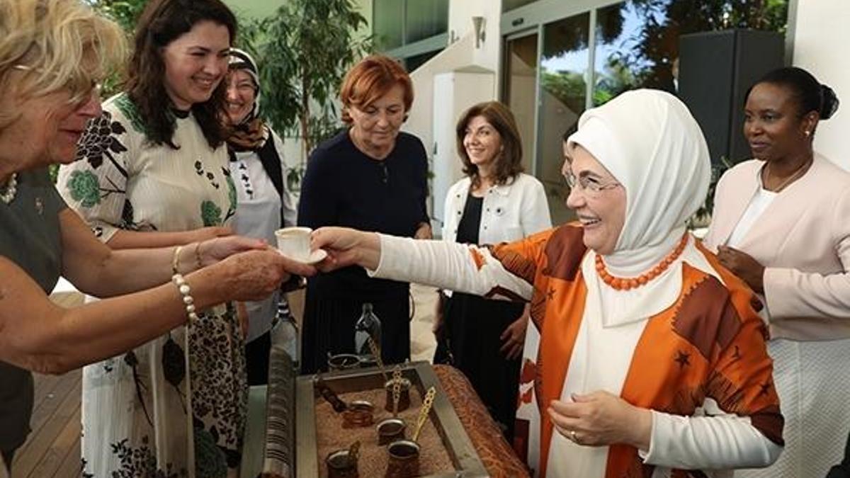 Emine Erdoğan, Antalya Diplomasi Forumu'na katılan liderlerin eşleriyle bir araya geldi