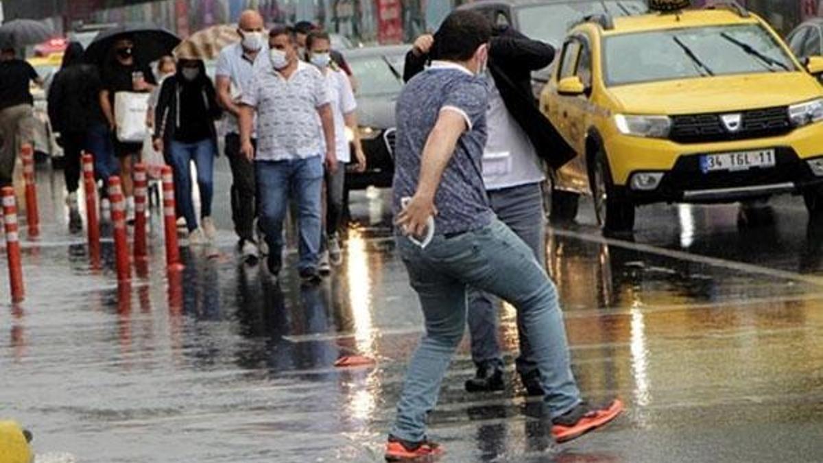 İstanbul'u sel vurdu! Araçlar mahsur kaldı evleri su bastı