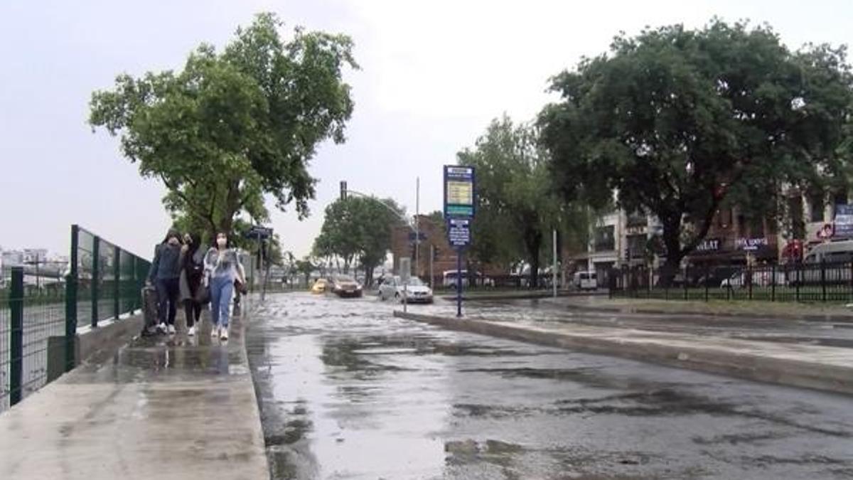 Balat'ta yaşanan su taşkınları tramvay seferlerini durdurdu