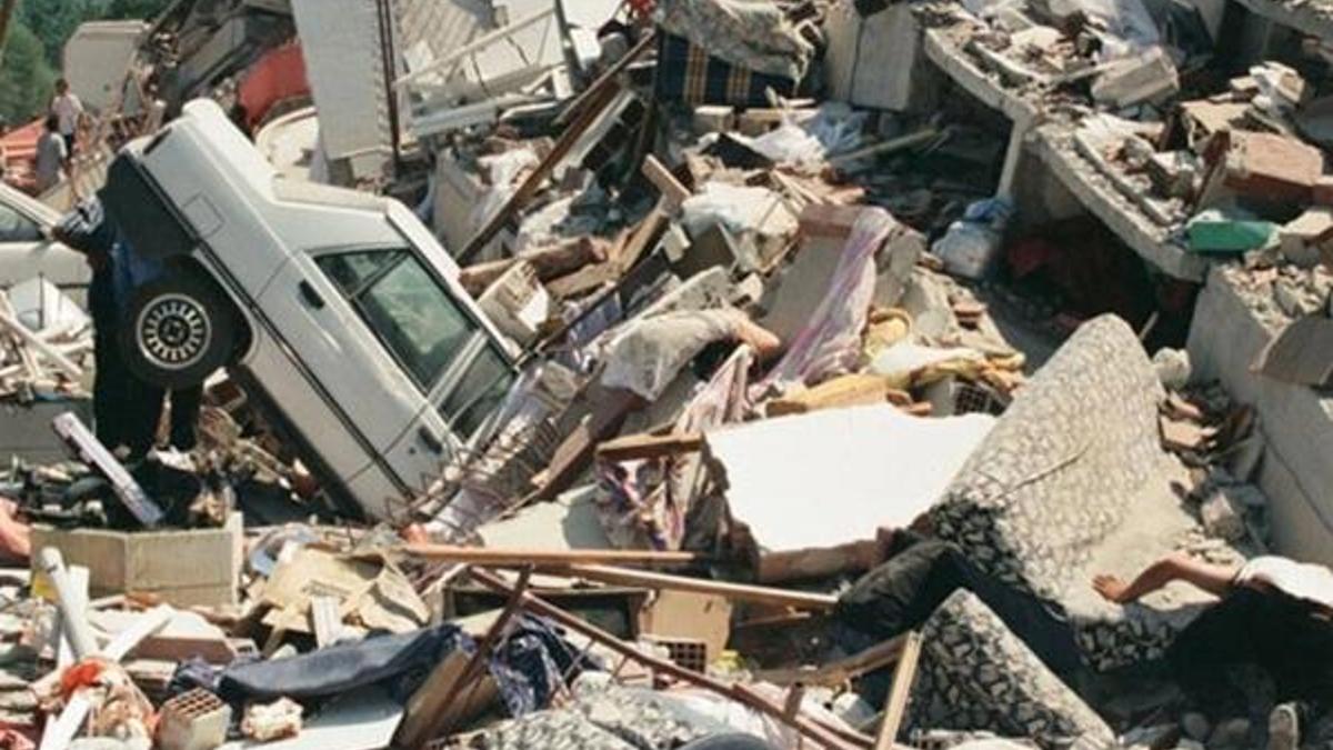 99 depremi kaç saniye sürdü, 99 depremi kaç şiddetindeydi (büyüklüğü)? 99 depremi kaç km derinlikte oldu?