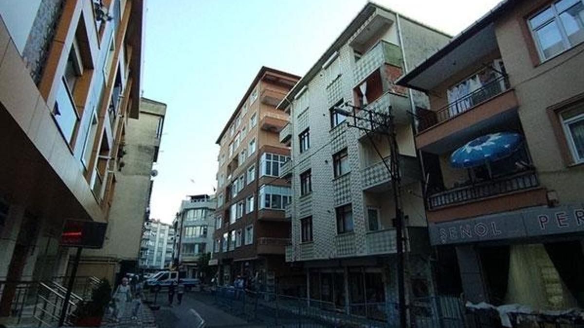 Pendik'te depremin ardından hasar oluşan 4 katlı bina tahliye edildi