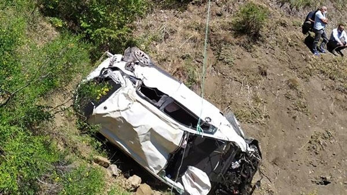 Otomobil 90 metrelik uçuruma yuvarlandı: 2 ölü, 2 yaralı