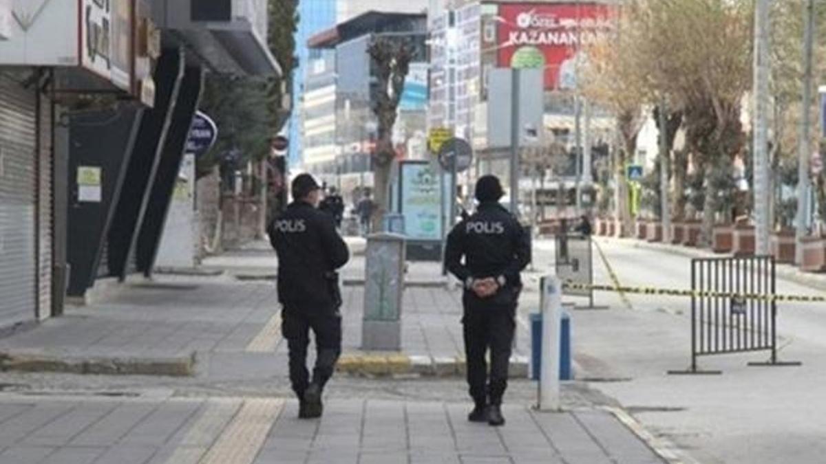 Hafta içi sokağa çıkma yasağı kalktı mı, devam ediyor mu? Hafta içi sokağa çıkma yasağı saatleri…