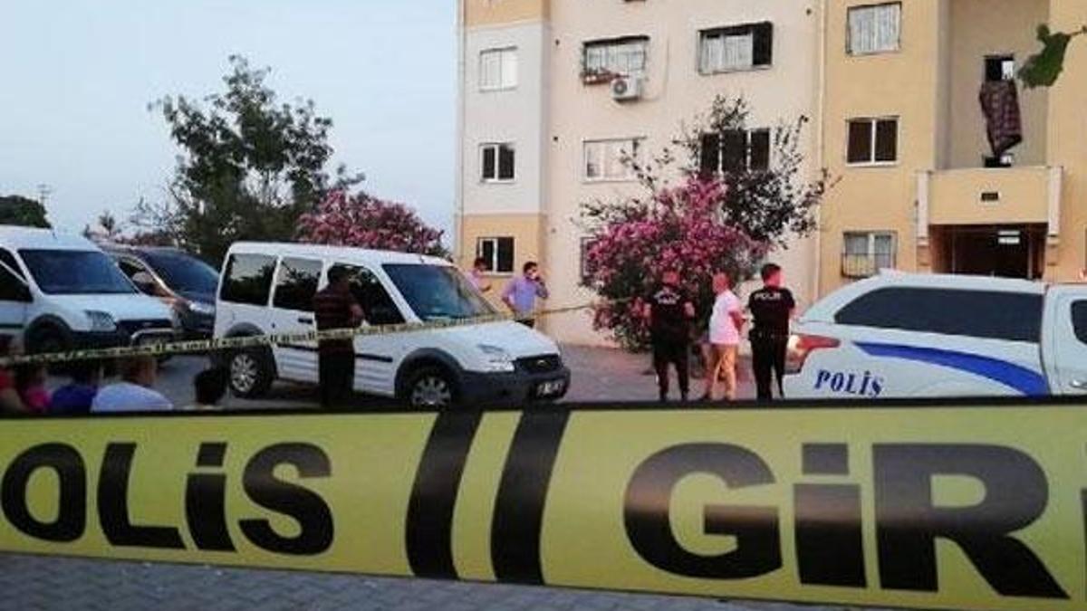 Balkonda şortunu indirdi teşhircilik yaptı! Mahalle karıştı