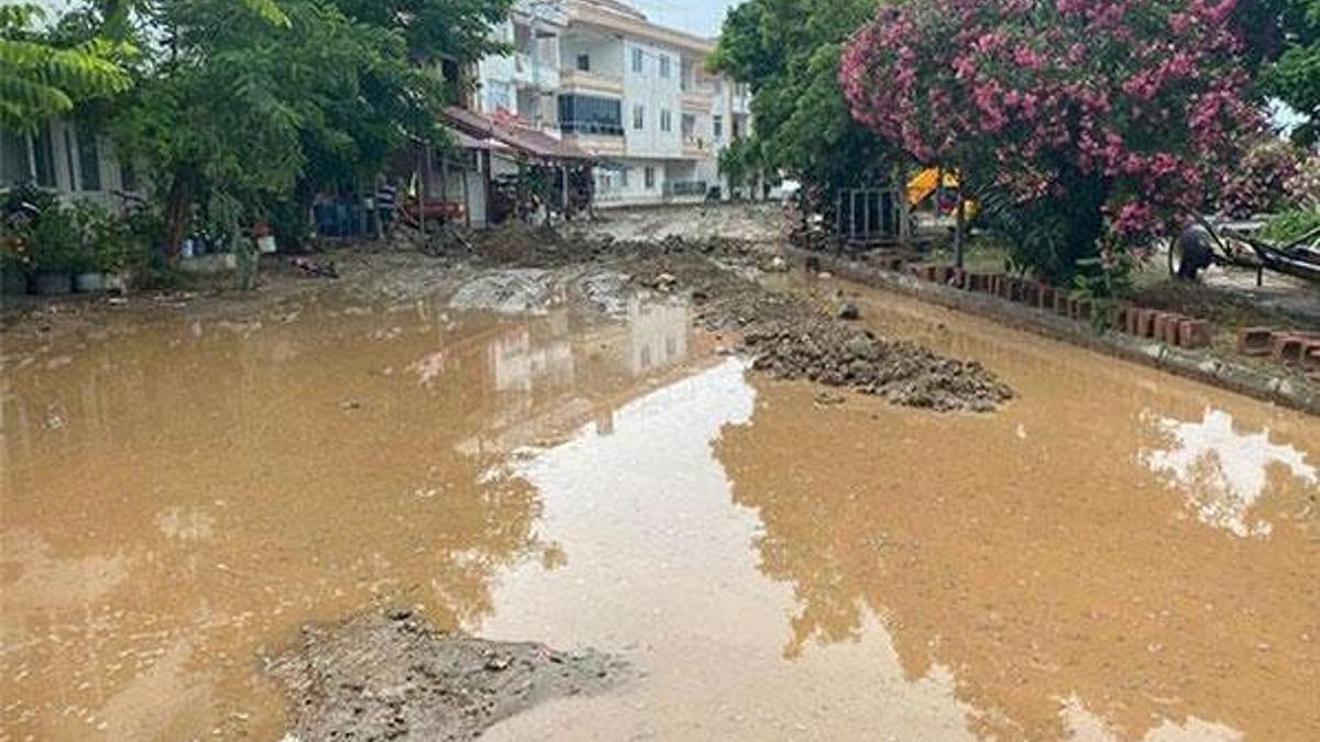 Balıkesir'de sağanak ve fırtına hayatı felç etti!