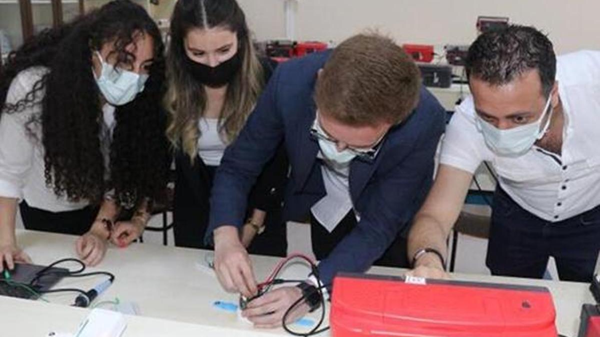 Öğrenciler Kovid-19 takibi için akıllı bileklik üretti