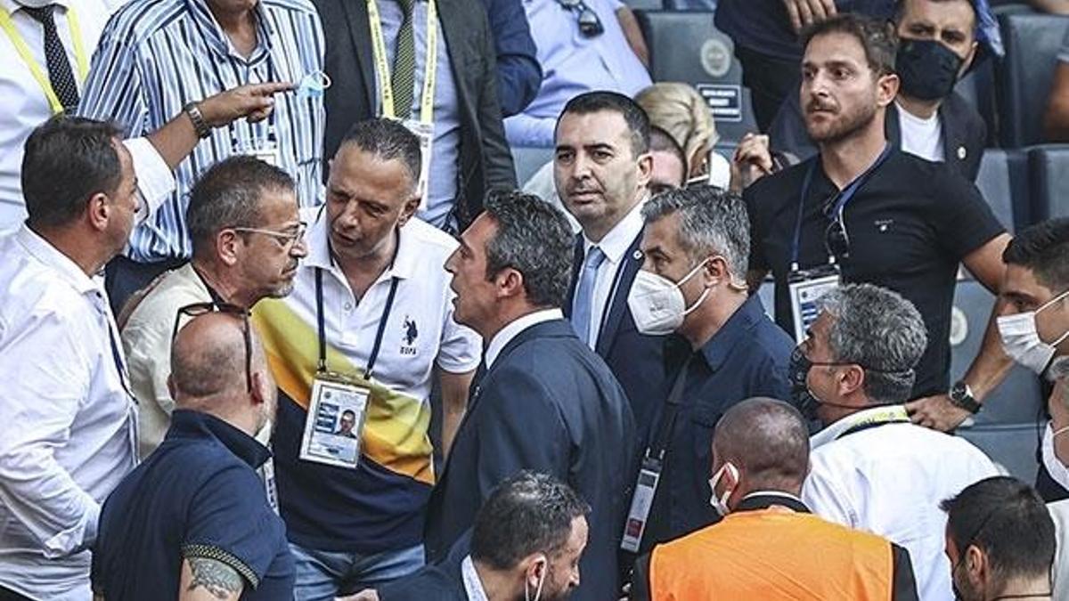 Fenerbahçe genel kurulunda gergin anlar! Ali Koç tribüne çıktı