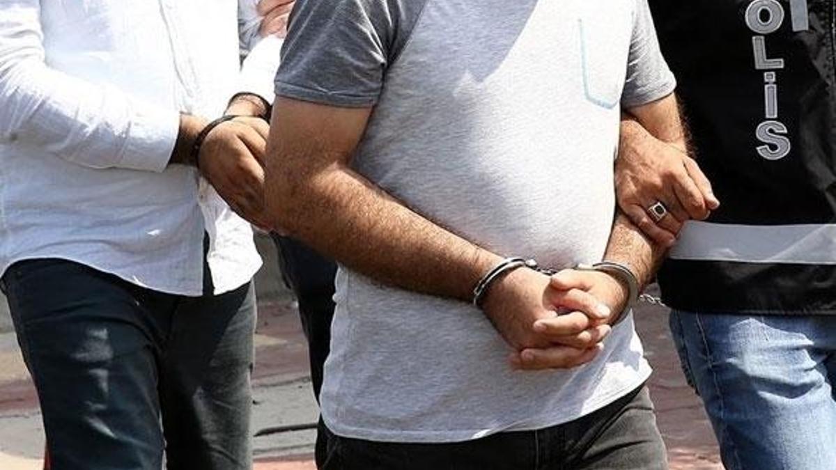 Yurt dışına kaçmaya çalışan 2 FETÖ şüphelisi yakalandı